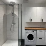 Möblierte Wohnung auf Zeit nahe Köln – Dusche und Waschmaschine – Badezimmer im Apartment in Refrath
