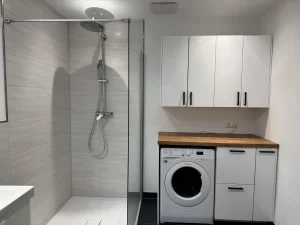 Möblierte Wohnung auf Zeit nahe Köln – Dusche und Waschmaschine – Badezimmer im Apartment in Refrath