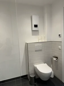 Möblierte Wohnung auf Zeit nahe Köln – Badezimmer WC im Apartment in Refrath