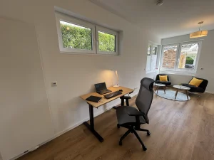 Möblierte Wohnung auf Zeit nahe Köln – Arbeitsbereich, Home Office und Wohnzimmer Apartment in Refrath