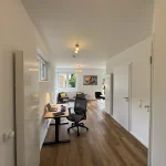 Möblierte Wohnung auf Zeit nahe Köln – Arbeitsbereich, Home Office und Wohnzimmer Apartment in Refrath. Blick in die Wohnung