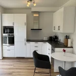 Möblierte Wohnung auf Zeit nahe Köln – Küche und Esstisch Apartment in Refrath.