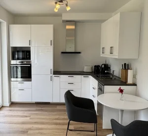 Möblierte Wohnung auf Zeit nahe Köln – Küche und Esstisch Apartment in Refrath.