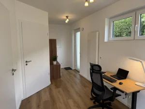 Möblierte Wohnung auf Zeit nahe Köln – Schreibtisch im Apartment in Refrath.