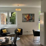 Möblierte Wohnung auf Zeit nahe Köln – Schreibtisch und Wohnbereich im Apartment in Refrath.