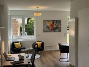 Möblierte Wohnung auf Zeit nahe Köln – Schreibtisch und Wohnbereich im Apartment in Refrath.
