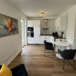 Möblierte Wohnung auf Zeit nahe Köln – Wohnbereich und Küche im Apartment in Refrath.