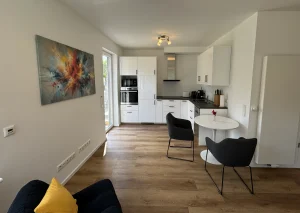 Möblierte Wohnung auf Zeit nahe Köln – Wohnbereich und Küche im Apartment in Refrath.