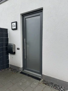 Möblierte Wohnung auf Zeit nahe Köln – eigener Eingang zum Apartment in Refrath. Blick in die Wohnung